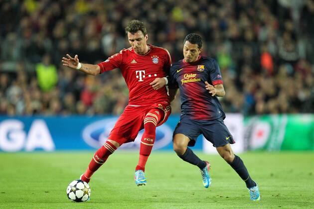 Zweikampf zwischen links Mario MANDZUKIC 9 (FC Bayern München) und ADRIANO 21 (FC Barcelona) EP_ckt