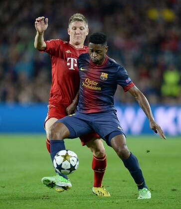 FUSSBALL CHAMPIONS LEAGUE HALBFINALE RÜCKSPIEL 2012 2013 FC Barcelona - FC Bayern München 01.05.2013 Bastian Schweinsteiger (li, FC Bayern München) gegen Alex Song (re, Barca) 
