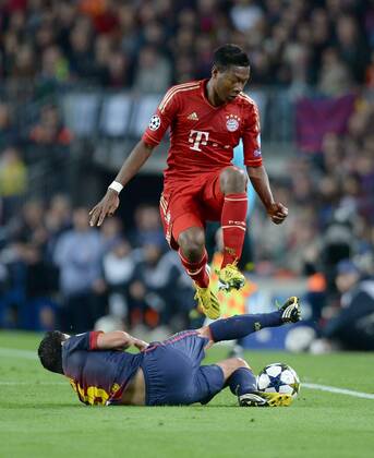 FUSSBALL CHAMPIONS LEAGUE HALBFINALE RÜCKSPIEL 2012 2013 FC Barcelona - FC Bayern München 01.05.2013 David Alaba (FC Bayern München) überspringt Xavi Hernandez (re, Barca) 