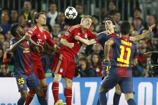 Bastian Schweinsteiger (Bayern 31) , Daniel van Buyten (Bayern 5) im Zweikampf , Aktion um den Ball gegen Alexandre SONG (BARCA 25), Marc Bartra Aregall (Nr.15 Barca) Aktion, Zweikampf, Spielszene, Tackling, Ball FC BARCELONA - FC BAYERN MÜNCHEN ( - ) Fussball UEFA Champions League, Halbfinale Rueckspiel, Barcelona, 01.05.2013 CL Saison 2012 2013, FCB, BARCA