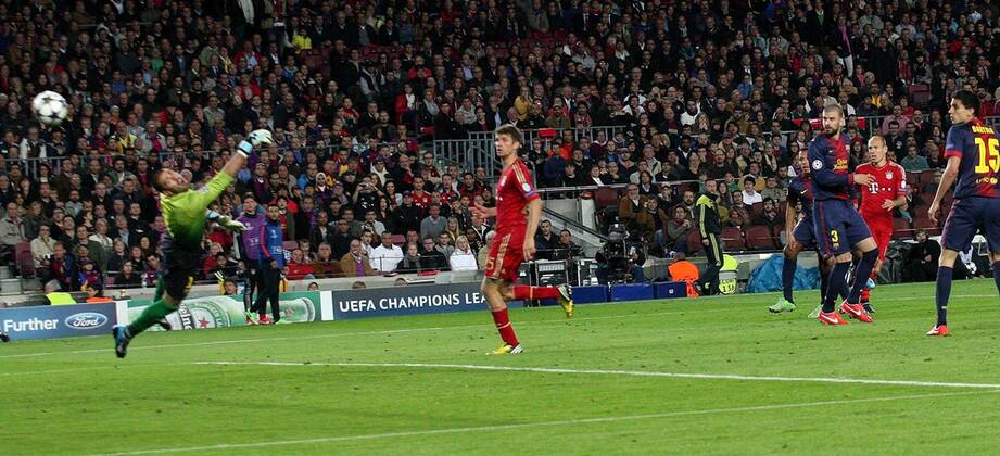 Arjen Robben (Bayern, 2.v. rechts) erzielt das Tor zum 1:0 für München. V.li. Victor Valdes (Barca), Thomas Müller (Bayern), Pique (Barca), Arjen Robben (Bayern)., Bartra (Barca). FC Barcelona - FC Bayern München . Barcelona, ESP, 01.05.2013 , Halbfinale, Fussball-Champions League 2012-2013 .
