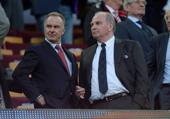 FUSSBALL CHAMPIONS LEAGUE HALBFINALE RÜCKSPIEL 2012 2013 FC Barcelona - FC Bayern München 01.05.2013 Karl-Heinz Rummenigge (li) und Uli Hoeness (re, beide FC Bayern München) auf der Tribüne 