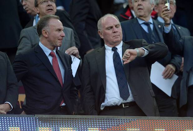 FUSSBALL CHAMPIONS LEAGUE HALBFINALE RÜCKSPIEL 2012 2013 FC Barcelona - FC Bayern München 01.05.2013 Karl-Heinz Rummenigge (li) und Uli Hoeness (re, beide FC Bayern München) auf der Tribüne 