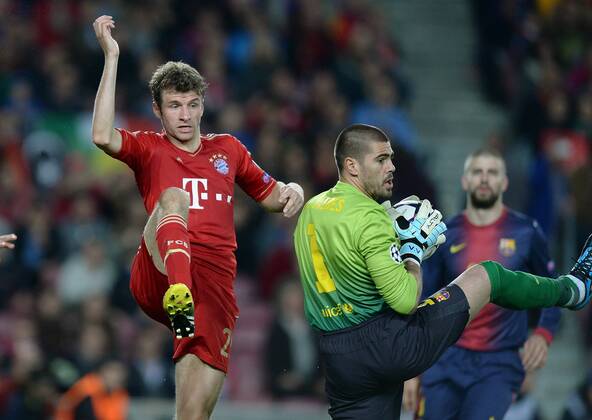 FUSSBALL CHAMPIONS LEAGUE HALBFINALE RÜCKSPIEL 2012 2013 FC Barcelona - FC Bayern München 01.05.2013 Thomas Mueller (li, FC Bayern München) gegen Torwart Victor Valdes (re, Barca) 