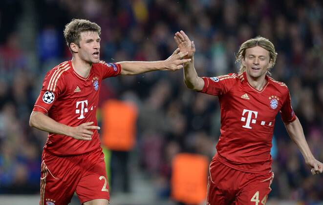 FUSSBALL CHAMPIONS LEAGUE HALBFINALE RÜCKSPIEL 2012 2013 FC Barcelona - FC Bayern München 01.05.2013 Thomas Mueller (li) bejubelt mit Anatoliy Tymoshchuk, Anatoli Timoschtschuk (re, beide FC Bayern München) sein Tor zum 0:3. 