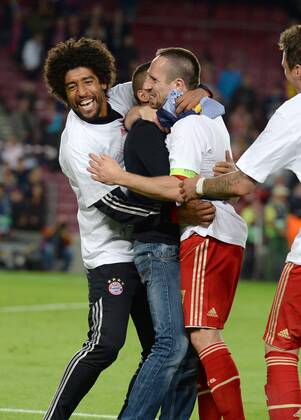 FUSSBALL CHAMPIONS LEAGUE HALBFINALE RÜCKSPIEL 2012 2013 FC Barcelona - FC Bayern München 01.05.2013 Dante (li) und Franck Ribery (re, FC Bayern München) jubeln nach dem Abpfiff mit einem Flitzer der offensichtlich Franck Ribery bekannt ist. 
