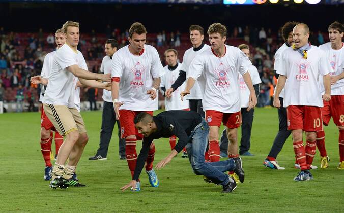 FUSSBALL CHAMPIONS LEAGUE HALBFINALE RÜCKSPIEL 2012 2013 FC Barcelona - FC Bayern München 01.05.2013 Torwart Manuel Neuer, Mario Mandzukic, Thomas Mueller und Arjen Robben (v.l., alle FC Bayern München) jubeln nach dem Abpfiff mit einem Flitzer der offensichtlich Franck Ribery bekannt ist. 