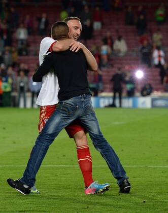 FUSSBALL CHAMPIONS LEAGUE HALBFINALE RÜCKSPIEL 2012 2013 FC Barcelona - FC Bayern München 01.05.2013 Franck Ribery (FC Bayern München) jubelt mit einem Flitzer der ihm offensichtlich bekannt ist 