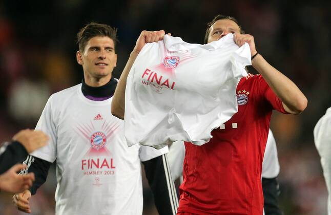 Daniel van Buyten (FC Bayern), zeigt den Fans das Trikot mit der Aufschrift Final Wembley 2013 FC Barcelona vs FC Bayern München, Barca-FCB, Champions League 2012 2013, Halbfinale, Rückspiel, Fussball, men, Herren, soccer, Ergebnis, result 0:3 Barcelona, 1.5..2013