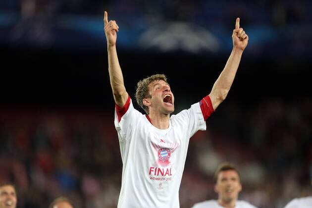 Thomas Müller (FC Bayern), jubelt nach dem Spiel den Fans zu FC Barcelona vs FC Bayern München, Barca-FCB, Champions League 2012 2013, Halbfinale, Rückspiel, Fussball, men, Herren, soccer, Ergebnis, result 0:3 Barcelona, 1.5..2013