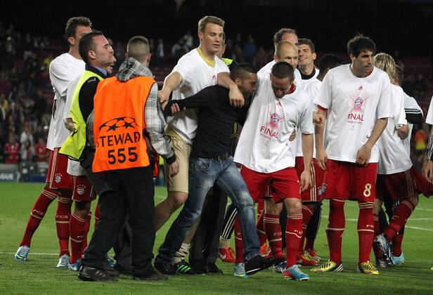 Franck Ribery (FC Bayern), nimmt mit Humor und Spass den Mann in den Arm, der auf das Spielfeld lief und mitfeiern wollte FC Bayern München, Champions League 2012 2013, Halbfinale, Rueckspiel, Fussball, men, Maenner, soccer, Ergebnis, result 0:3 Barcelona, 1.5..2013