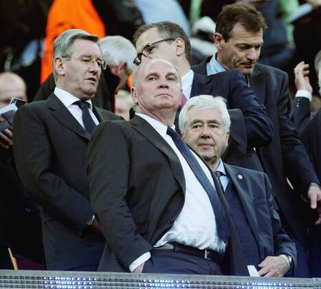 Präsident Uli Hoeneß (FCB) auf der VIP-Tribüne von Camp Nou. Links Finanzvorstand Jan-Christian Dreesen (FCB), rechts Prof. Dr. Fritz Scherer . FC Barcelona - FC Bayern München . Barcelona, ESP, 01.05.2013 , Halbfinale, Fussball-Champions League 2012-2013 .