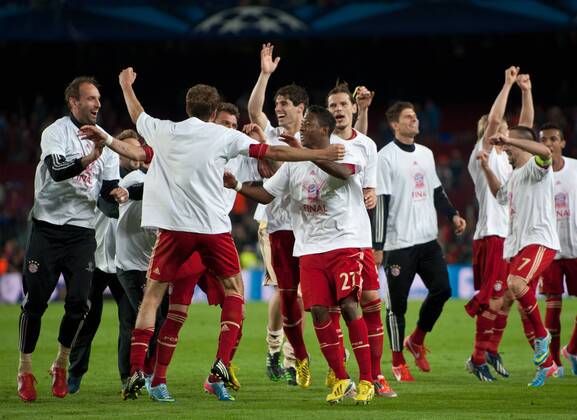 Jubel nach dem Spiel: Die Spieler des FC Bayern feiern den Sieg und den Einzug in das Finale. Torwart Tom STARKE, Thomas MUELLER, Mario MANDZUKIC, Javier MARTINEZ, David ALABA, Daniel VAN BUYTEN Fussball international UEFA Championsleague Saison 2012 2013 - Halbfinale Rückspiel: FC Barcelona - FC Bayern München in Barcelona, Spanien am 01.05.2013,