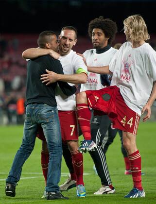 Nach dem Spiel: Ein Fan feiert mit Franck RIBERY, DANTE, Anatoliy TYMOSHCHUK (vl BAY) Fussball international UEFA Championsleague Saison 2012 2013 - Halbfinale Rueckspiel: FC Bayern Muenchen in Barcelona, Spanien am 01.05.2013,