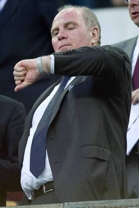 Uli HOENESS (Aufsichtsratsvorsitzender, M) sieht auf seine Uhr, Fussball Champions League, Halbfinale, FC Barcelona (Barcelona) - FC Bayern München (M) 0:3 am 01.05.2013 in Barcelona Spanien