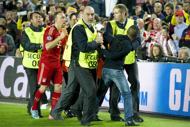 Sicherheitskraefte nehmen einen Flitzer fest, Franck RIBERY (2.v.li., M) schenkt ihm aber noch sein Trikot, Fussball Champions League, Halbfinale, FC Bayern Muenchen (M) 0:3 am 01.05.2013 in Barcelona Spanien