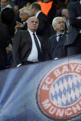 01.05.2013, Fussball Champions League Halbfinale Rückspiel: FC Barcelona - FC Bayern München, im Stadion Nou Camp in Barcelona, Spanien. Ehrentribüne: li: Präsident Uli Hoeneß (mitte, München, Höness, Höneß, Hoeness, Hoeneß), re: Prof. Fritz Scherer.