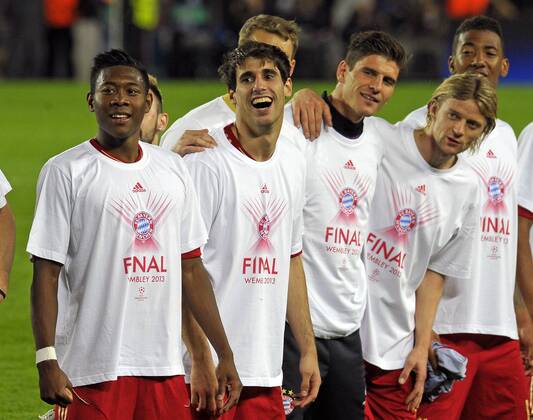 01.05.2013, Fussball Champions League Halbfinale Rückspiel: FC Barcelona - FC Bayern München, im Stadion Nou Camp in Barcelona, Spanien. Die Bayern Spieler singen. v.l. David Alaba (Bayern), Javi Martinez (FC Bayern), Diego Contento (Bayern München), Torwart Manuel Neuer (Bayern), Mario Gomez (München), Anatoliy Tymoshchuk (München) und Jerome Boateng (Bayern München).