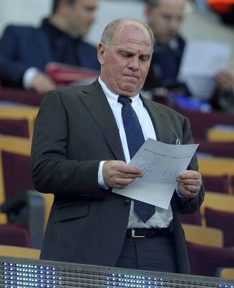 01.05.2013, Fussball Champions League Halbfinale Rückspiel: FC Barcelona - FC Bayern München, im Stadion Nou Camp in Barcelona, Spanien. Präsident Uli Hoeneß (München) mit Zettel auf der VIP-Tribüne.