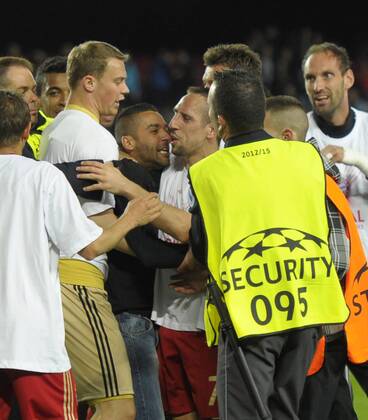 01.05.2013, Fussball Champions League Halbfinale Rückspiel: FC Barcelona - FC Bayern München, im Stadion Nou Camp in Barcelona, Spanien. Schlussjubel mit FINAL-TShirt, ein Flitzer möchte mit Franck Ribery (München) jubeln. der Rest der Mannschaft kommt auch dazu und macht sich einen Spass daraus, den Flitzer vor den Ordnern zu verstecken.