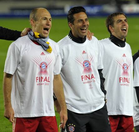 01.05.2013, Fussball Champions League Halbfinale Rückspiel: FC Barcelona - FC Bayern München, im Stadion Nou Camp in Barcelona, Spanien. Die Bayern Spieler singen. v.l. Arjen Robben (Bayern München), Claudio Pizarro (Bayern München) und Philipp Lahm (München)