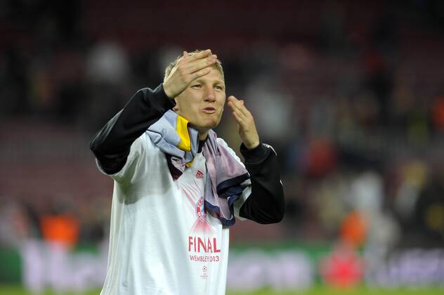 01.05.2013, Fussball Champions League Halbfinale Rückspiel: FC Barcelona - FC Bayern München, im Stadion Nou Camp in Barcelona, Spanien. Bastian Schweinsteiger (München) schickt Küsschen zu seiner Freundin.