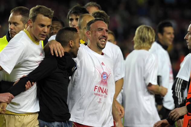 01.05.2013, Fussball Champions League Halbfinale Rückspiel: FC Bayern München, im Stadion Nou Camp in Barcelona, Spanien. Franck Ribery (München) schließt den Flitzer in die Arme und feiert den Einzug ins Finale.