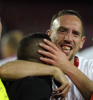 01.05.2013, Fussball Champions League Halbfinale Rückspiel: FC Bayern München, im Stadion Nou Camp in Barcelona, Spanien. Franck Ribery (re, München) schließt den Flitzer in die Arme und feiert den Einzug ins Finale.