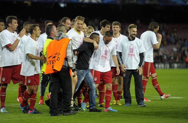 01.05.2013, Fussball Champions League Halbfinale Rückspiel: FC Bayern München, im Stadion Nou Camp in Barcelona, Spanien. Schlussjubel mit FINAL-TShirt, ein Flitzer möchte mit Franck Ribery (München) jubeln. der Rest der Mannschaft kommt auch dazu und macht sich einen Spass daraus, den Flitzer vor den Ordnern zu verstecken.