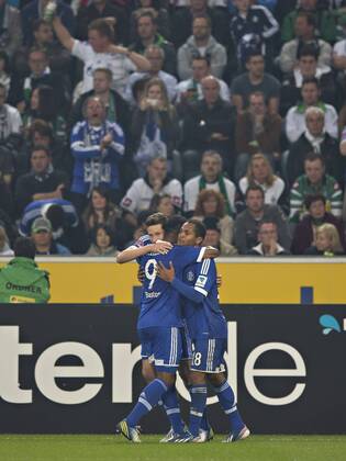 Mönchengladbach, 03.05.2013, Borussia Park Torjubel: Julian Draxler (S04), Michel Bastos (S04), Raffael (S04) VfL Borussia Mönchengladbach - FC Schalke 04