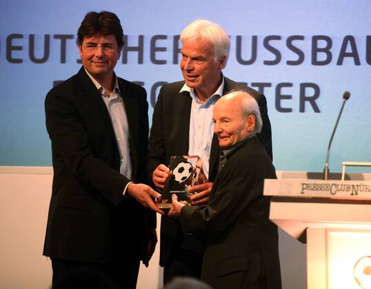 13.05.2013 - Fussball - Deutscher Fussball Botschafter 2013 - JüRa - Rainer Holzschuh (Herausgeber Kicker Sportmagazin) und Roland Bischof ehren Dettmar Cramer