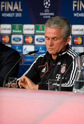 Trainer Jupp HEYNCKES (FC Bayern München) blickt zur Uhr.
