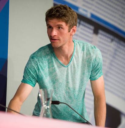 Thomas Müller (FC Bayern München) kommt zu früh zur Pressekonferenz.