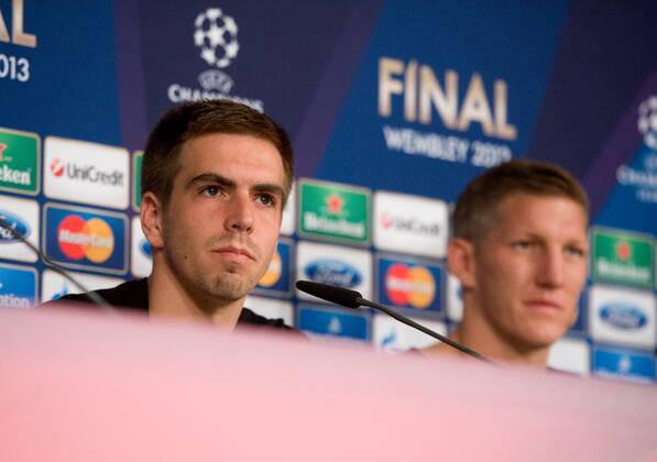 Links Philipp LAHM (FC Bayern München), rechts Bastian SCHWEINSTEIGER (FC Bayern München)