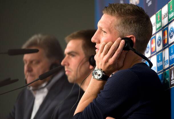 Bastian SCHWEINSTEIGER (FC Bayern München) mit Kopfhörer.