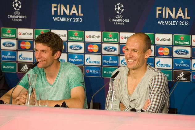 Thomas Müller (FC Bayern München) und Arjen ROBBEN (FC Bayern München) gut gelaunt bei der Pressekonferenz