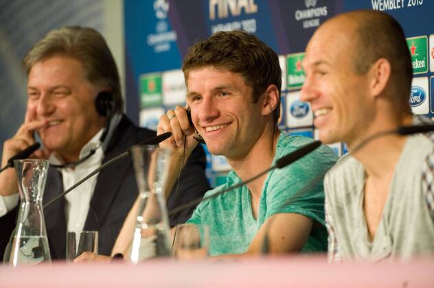 Thomas Müller (FC Bayern München) und Arjen ROBBEN (FC Bayern München) gut gelaunt bei der Pressekonferenz. Links Pressesprecher Markus Hörwick