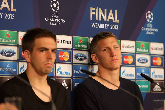 FUSSBALL - CL Finale, Dortmund vs Bayern, Vorberichte MÜNCHEN,DEUTSCHLAND,14.MAI.13 - FUSSBALL - UEFA Champions League Finale, Borussia Dortmund vs FC Bayern München, Vorberichte, Pressekonferenz von Bayern München im Rahmen des Open Media Day. Bild zeigt Philipp Lahm und Bastian Schweinsteiger (Bayern). 