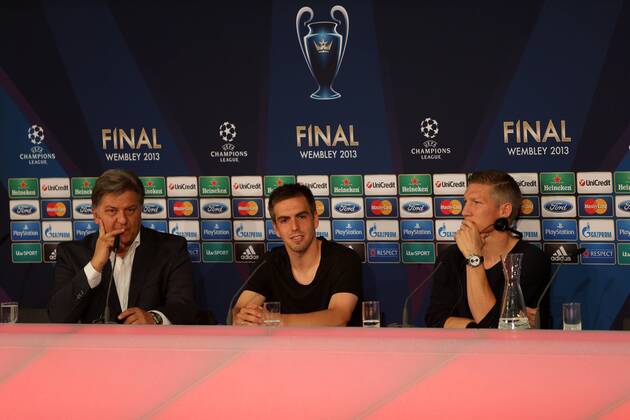 FUSSBALL - CL Finale, Dortmund vs Bayern, Vorberichte MÜNCHEN,DEUTSCHLAND,14.MAI.13 - FUSSBALL - UEFA Champions League Finale, Borussia Dortmund vs FC Bayern München, Vorberichte, Pressekonferenz von Bayern München im Rahmen des Open Media Day. Bild zeigt Pressesprecher Markus Hörwick, Philipp Lahm und Bastian Schweinsteiger (Bayern). 