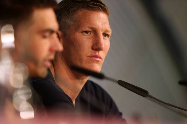 FUSSBALL - CL Finale, Dortmund vs Bayern, Vorberichte MÜNCHEN,DEUTSCHLAND,14.MAI.13 - FUSSBALL - UEFA Champions League Finale, Borussia Dortmund vs FC Bayern München, Vorberichte, Pressekonferenz von Bayern München im Rahmen des Open Media Day. Bild zeigt Philipp Lahm und Bastian Schweinsteiger (Bayern). 