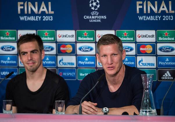 14.05.2013, Alianz Arena, Muenchen, GER, UEFA CL, FC Bayern Muenchen, Medientag, im Bild v.l. Philipp Lahm, Bastian Schweinsteiger f.l.t.r. Philipp Lahm, Bastian Schweinsteiger during the open media day of FC Bayern Munich in front of the UEFA Champions League Final 2013 held at the Alianz Arena, Munich, Germany on 2013 05 14 EP_Gro