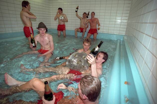 Der FC Bayern München ist deutscher Meister 1989 1990, vorn v.re.: Jürgen Kohler, Hansi Flick, Manfred Bender und Ludwig Kögl, hi.: Alan McInally, Roland Grahammer und Thomas Kastenmaier