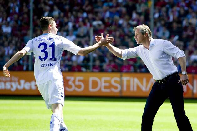 Torschütze Julian DRAXLER (li.) jubelt mit Trainer Jens KELLER (beide GE) über sein Tor zum 1:0 für Schalke 04, Fussball 1. Bundesliga, 34. Spieltag, SC Freiburg (FR) - FC Schalke 04 (GE) am 18.05.2013 in Freiburg Deutschland;