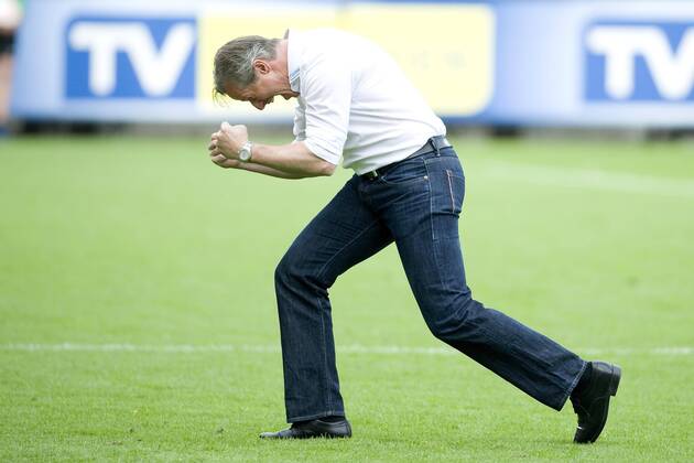 Trainer Jens KELLER (GE) jubelt über den Sieg, Fussball 1. Bundesliga, 34. Spieltag, SC Freiburg (FR) - FC Schalke 04 (GE) 1:2 am 18.05.2013 in Freiburg Deutschland;