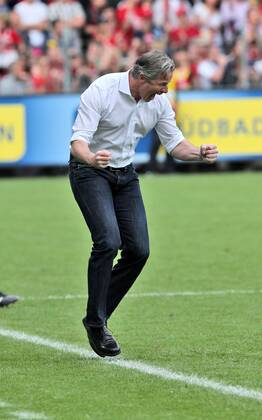 Cheftrainer Jens KELLER (FC Schalke 04) jubelt nach dem Sieg EP - EER