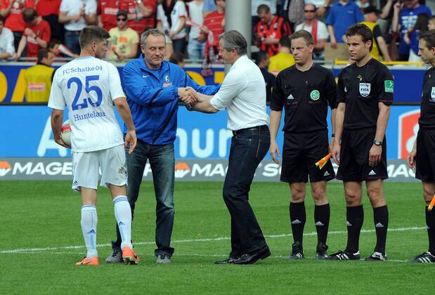 Freiburg, MAGE SOLAR Stadion, 18.05.2013 Fussball 1. Bl Saison 2012 13 SC Freiburg vs. Schalke 04 RAUL, Schalke 04 gratulöiert Jens KELLER; Chef-Trainer, Schalke 04