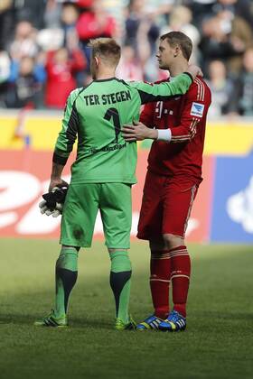 Fussball, 1.Bundesliga, am 18.05.2013 im Borussia-Park in Mönchengladbach Deutschland, Borussia Mönchengladbach - FC Bayern München - 3 - 4 Torwart Marc-Andre TER STEGEN (MG) li.- und Torwart Manuel NEUER (FCB) re.- nach Spielschluss Foto : Norbert Schmidt