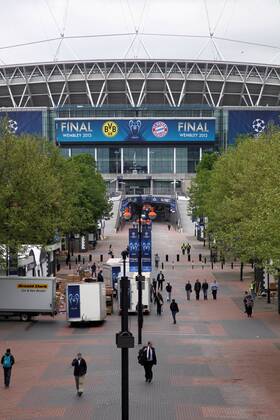 Wembley Stadion für das Championsleaguefinale dekoriert, Logos der Vereine Clubs Frontansicht Haupteingang Fußball Fussball Championsleague Finale Final 2013 Herren Saison 2012 13 22.05.2013 FC Bayern München vs. BVB Borussia Dortmund