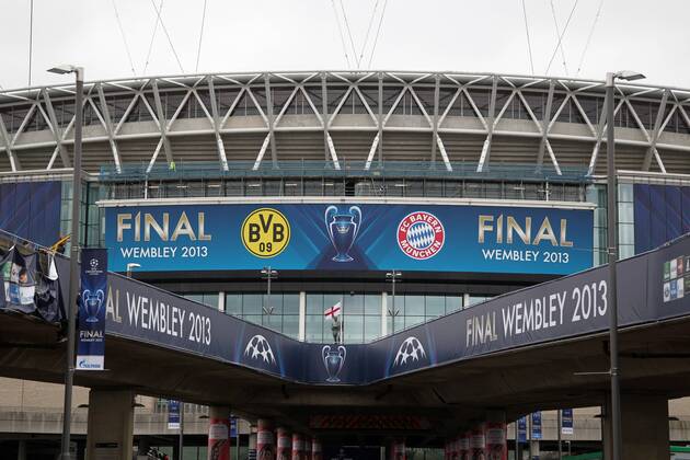 Wembley Stadion für das Championsleaguefinale dekoriert, Logos der Vereine Clubs Frontansicht Haupteingang Fußball Fussball Championsleague Finale Final 2013 Herren Saison 2012 13 22.05.2013 FC Bayern München vs. BVB Borussia Dortmund