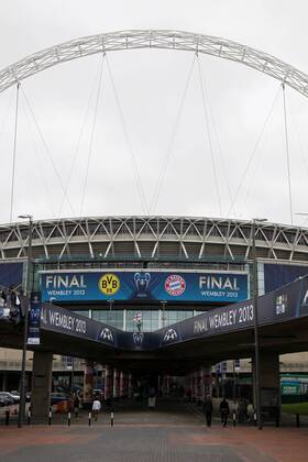 Wembley Stadion für das Championsleaguefinale dekoriert, Logos der Vereine Clubs Frontansicht Haupteingang Fußball Fussball Championsleague Finale Final 2013 Herren Saison 2012 13 22.05.2013 FC Bayern München vs. BVB Borussia Dortmund